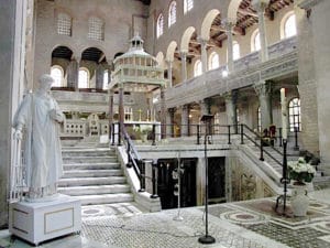 Rzym za Murami Aureliańskimi - Nomentano i Tiburtino 4 Rzym - Bazylika św. Wawrzyńca za Murami - wnętrze