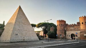 Rzym - Piramida Gajusa Cestiusza i brama św. Pawła